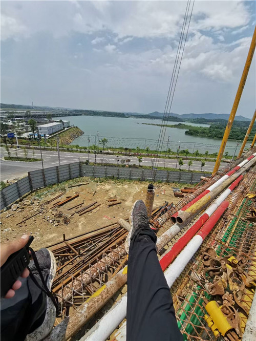 万荣县作业中发生设备损坏或人员意外，责任怎么划分？